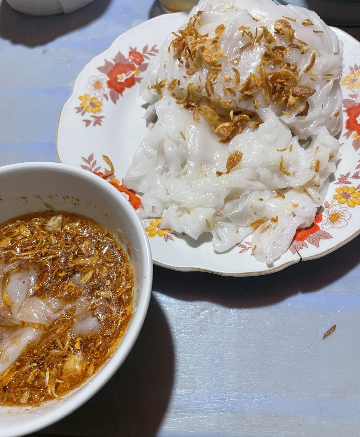 Đĩa bánh cuốn tráng tay ăn với hành phi và nước chấm ở Nam Ban