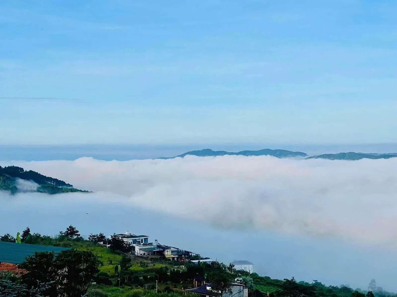 Biển mây phủ kín thung lũng nhìn từ Đông Thanh, Nam Ban, phía dưới là dãy nhà trắng trên sườn đồi