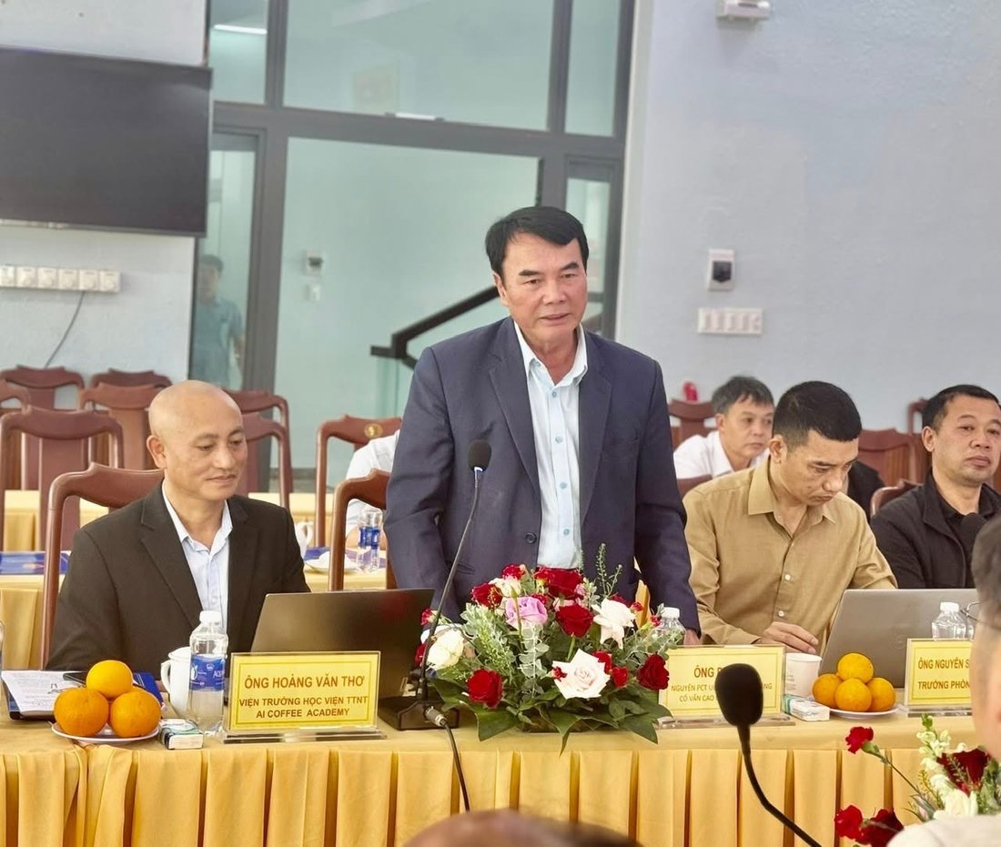 Ông Hoàng Văn Thơ, Viện trưởng Học viện TTNT (AI Coffee Academy), phát biểu tại buổi làm việc ở xã Nam Ban Lâm Hà