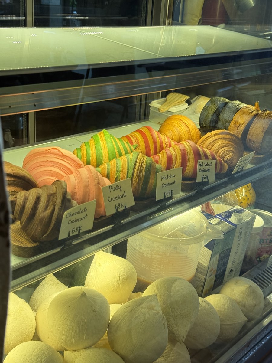 Tủ bánh croissant nhiều màu ở quán cà phê Chapon'te Nam Ban