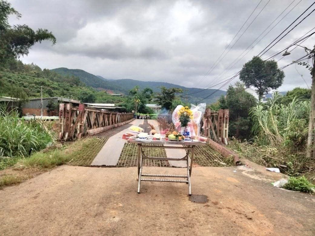 Lễ khởi công cầu Tiền Lâm (cầu Tổng Đội) sáng 14/7/2026 — bàn cúng đặt trước đầu cầu sắt cũ, phía sau là dãy núi Nam Ban