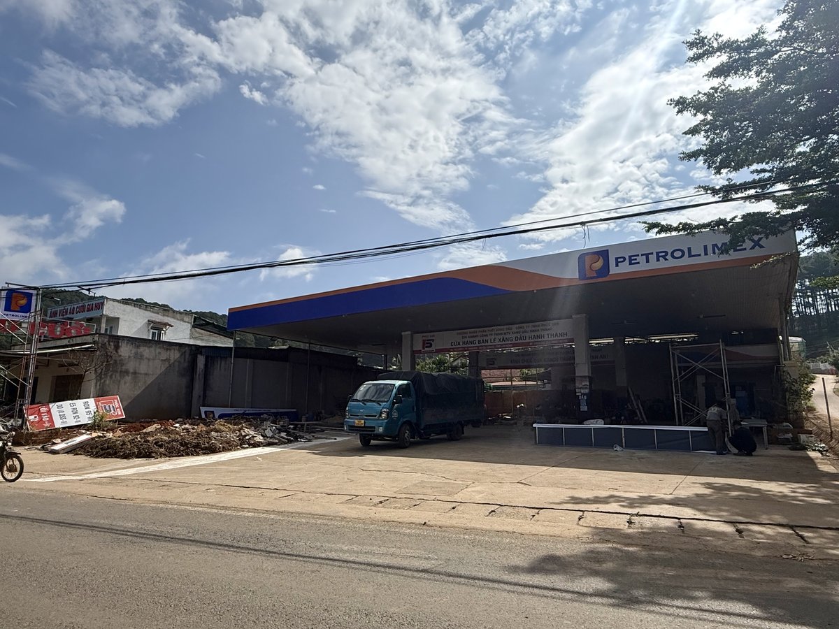 Cửa hàng bán lẻ xăng dầu Hạnh Thành (Phúc Sơn) mang thương hiệu Petrolimex đang hoàn thiện bên trục 725 Nam Ban