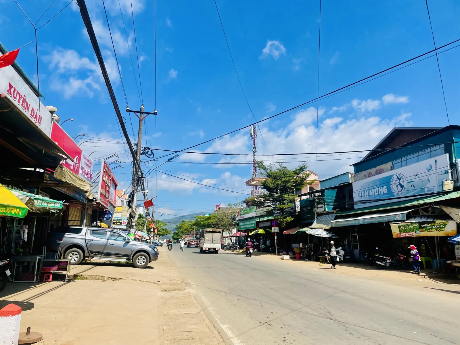 Chợ Thăng Long ở trung tâm thị trấn Nam Ban