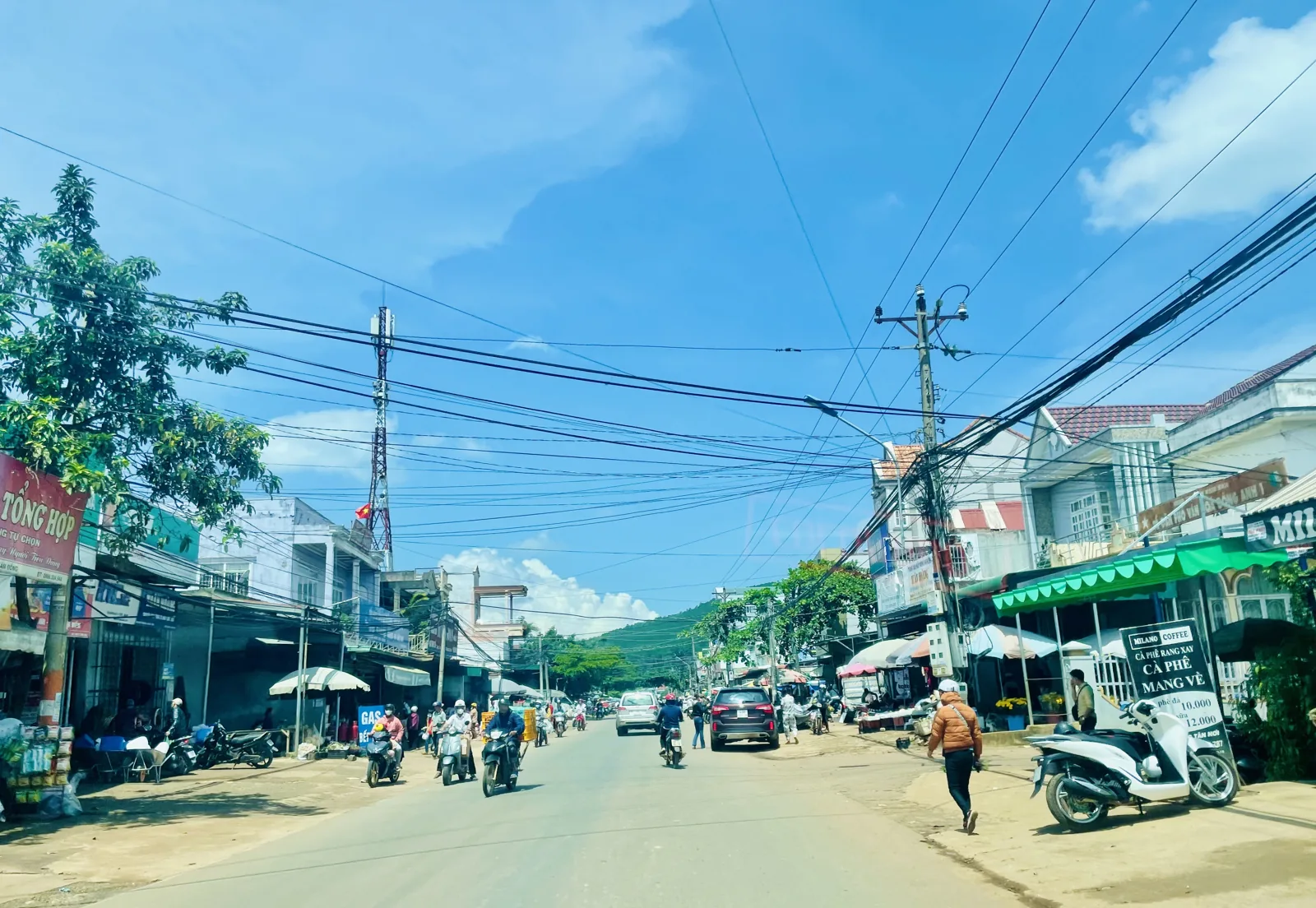 Phố chợ Thăng Long ở trung tâm Nam Ban, xã Nam Ban Lâm Hà, hàng quán và xe cộ