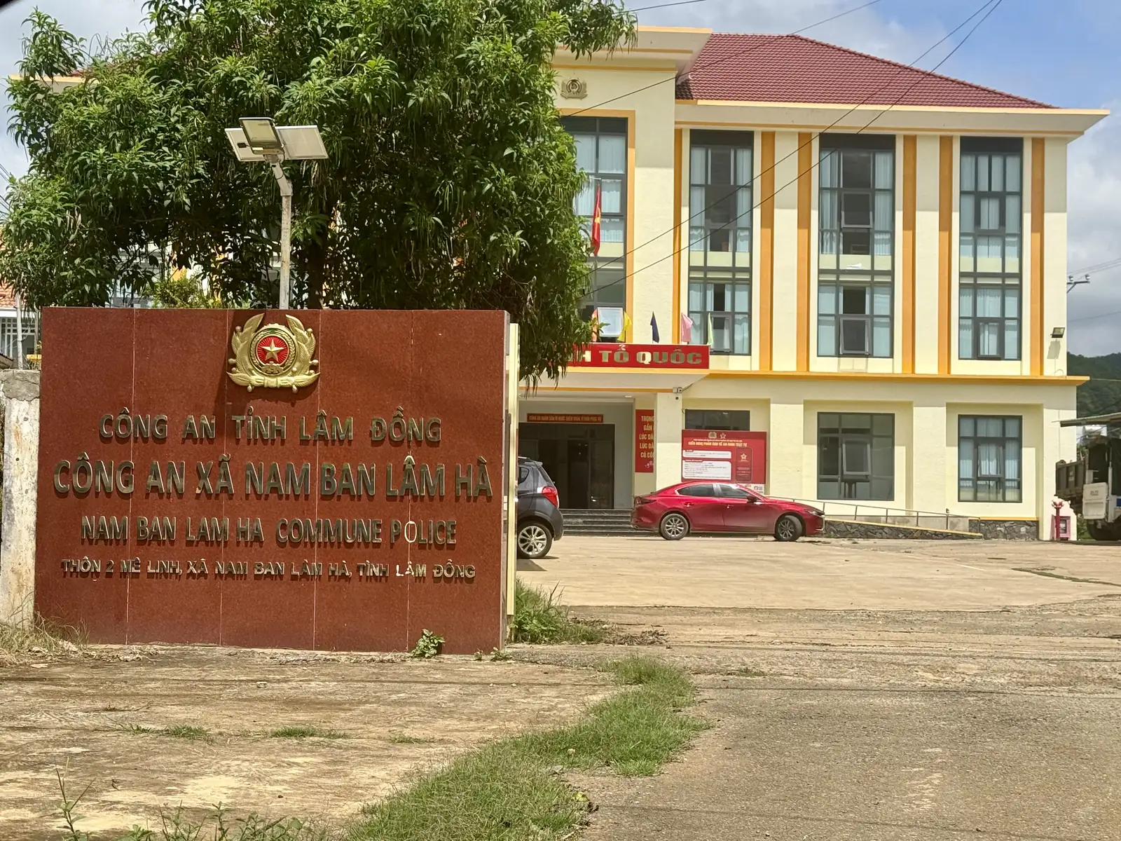 Trụ sở Công an xã Nam Ban, Lâm Hà đặt tại thôn 2 Mê Linh, biển tên xã mới sau sáp nhập