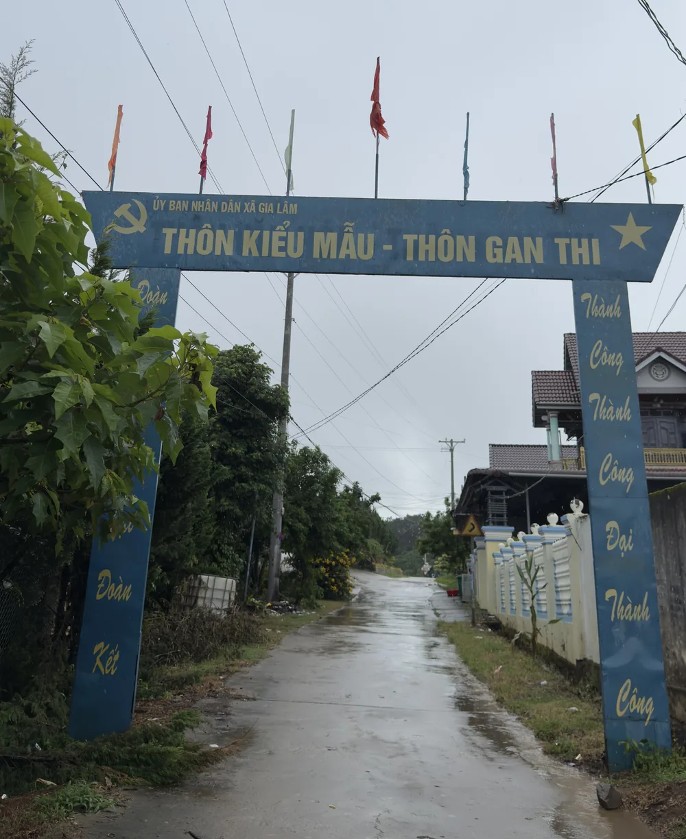 Cổng thôn Gan Thi ở Gia Lâm, biển vẫn ghi Ủy ban nhân dân xã Gia Lâm dù Gia Lâm đã nhập vào xã Nam Ban Lâm Hà từ 1/7/2025