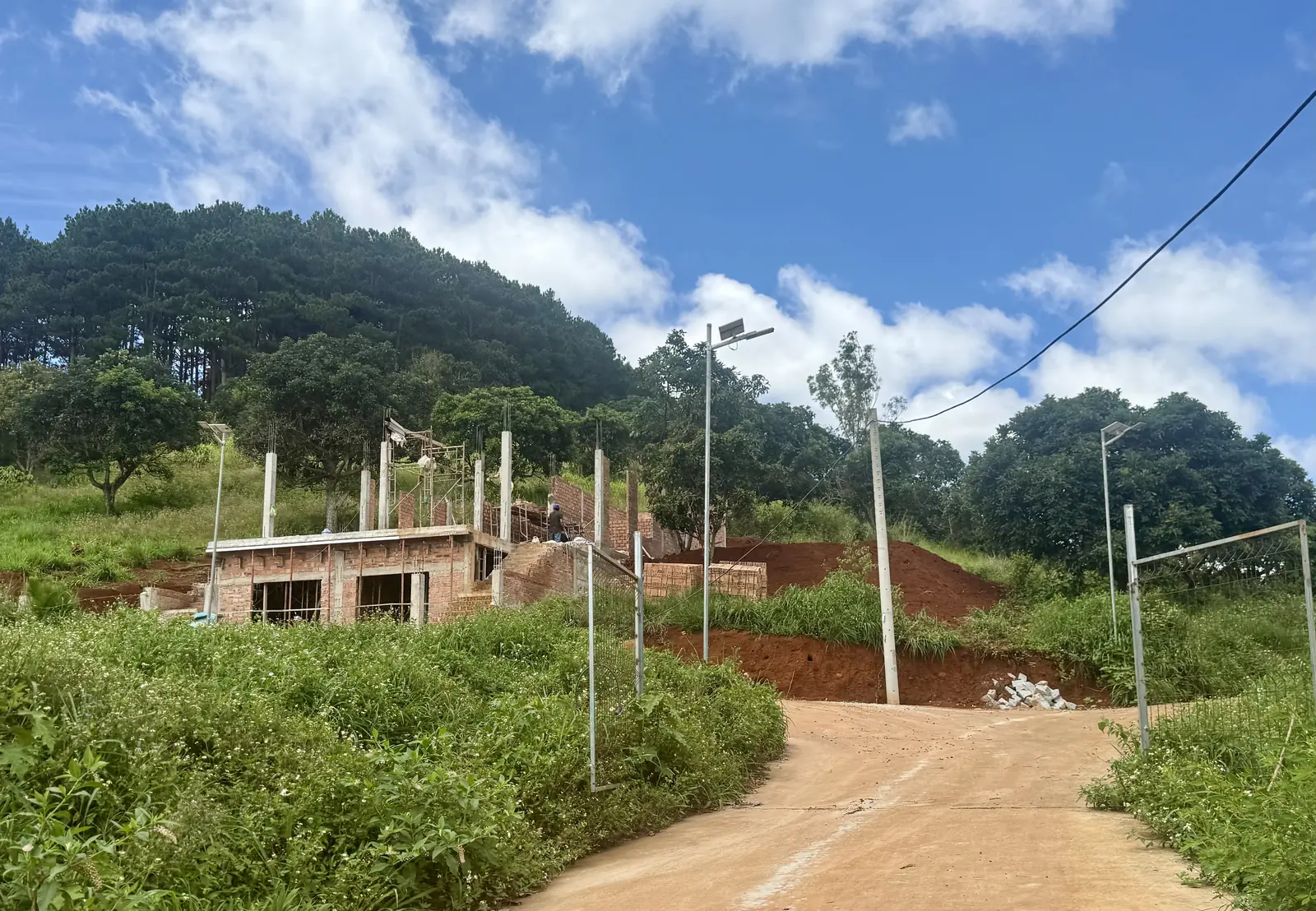 Một công trình nhà ở đang lên khung cột bê tông trên đất đồi ở Mê Linh, xã Nam Ban