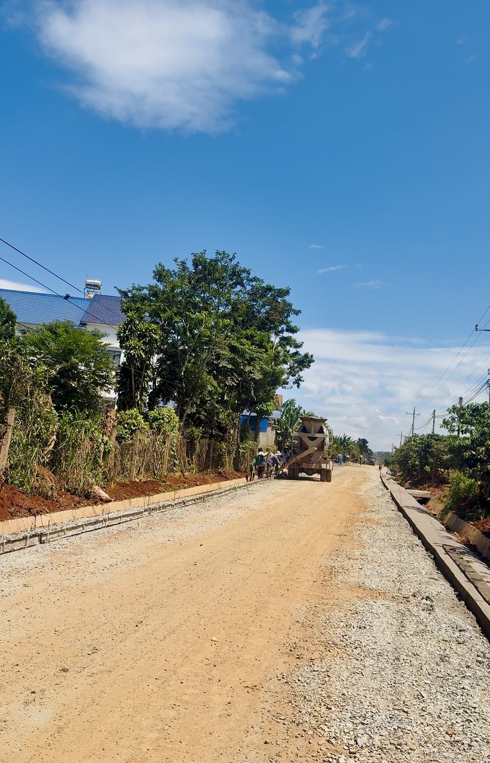 Nền đường Hà Bắc (T-20) đang thi công, mương thoát nước hai bên và xe trộn bê tông