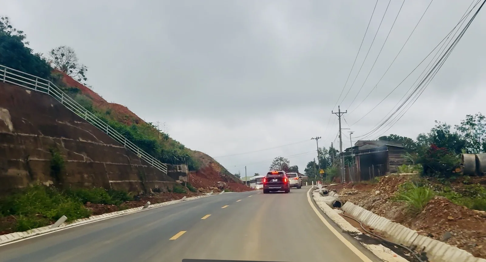 Một đoạn đường đèo đang nâng cấp trên đường lên Nam Ban, mặt đường mới và taluy