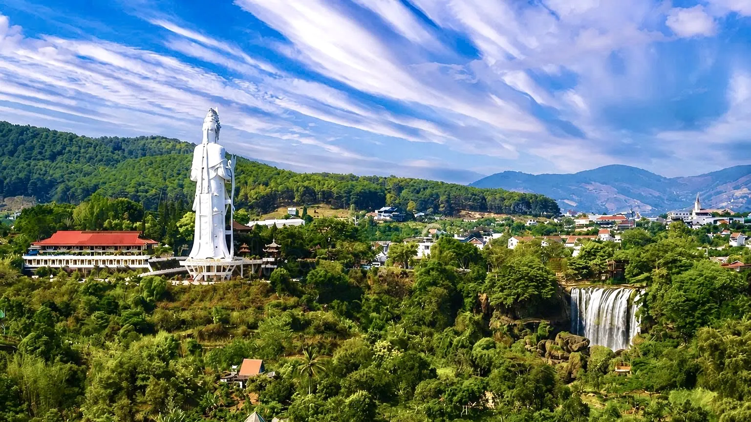 Toàn cảnh Nam Ban — tượng Quan Âm chùa Linh Ẩn, thác Voi và thị trấn giữa thung lũng