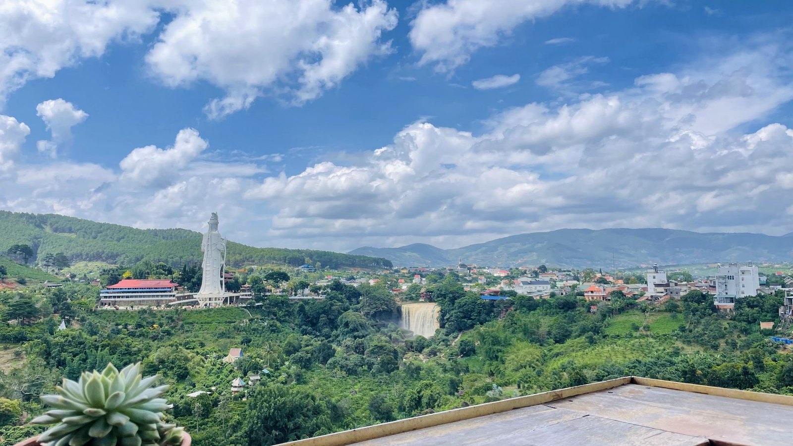 Hiên nhà nhìn ra thung lũng ở Nam Ban