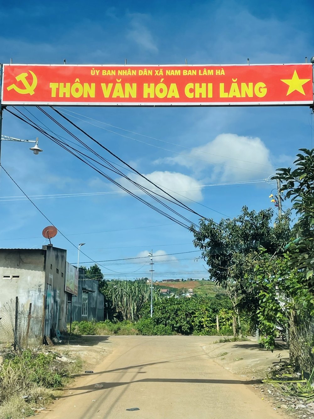 Cổng thôn văn hóa Chi Lăng trên đường bê tông vào khu hồ Bãi Công, Nam Ban