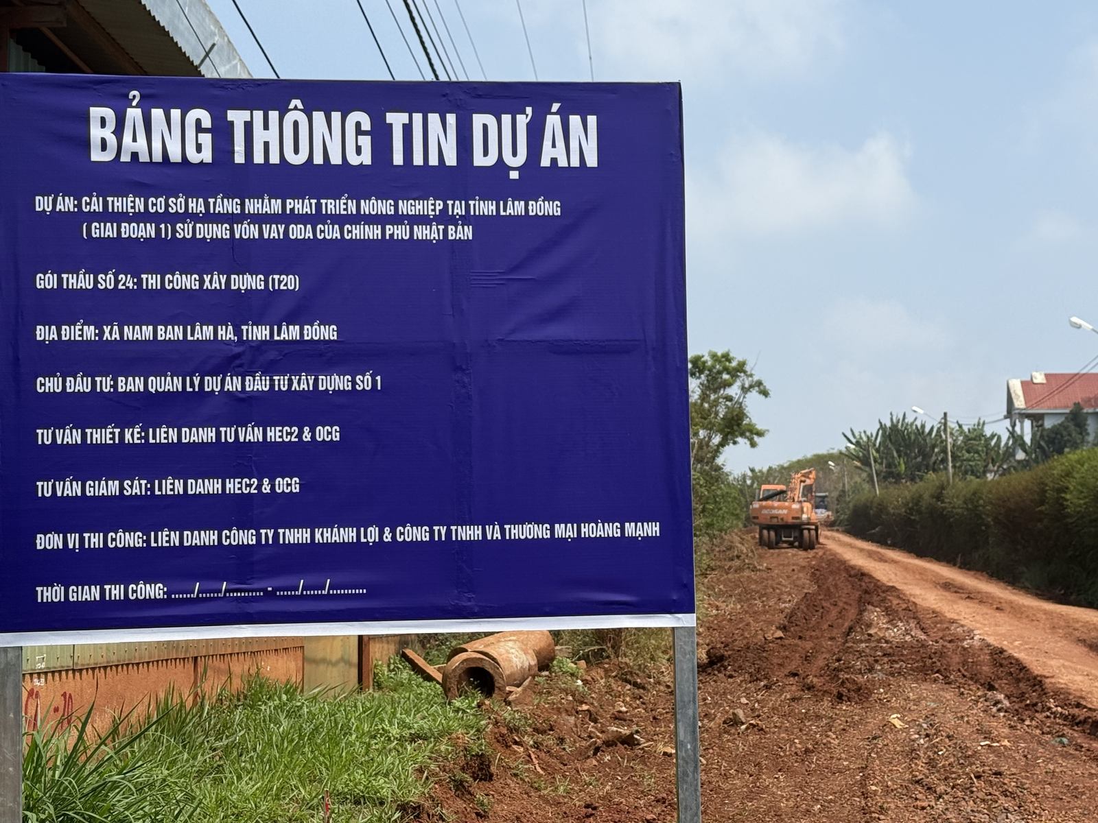 Bảng thông tin dự án đường T-20 Chi Lăng – Buôn Chuối ở xã Nam Ban Lâm Hà