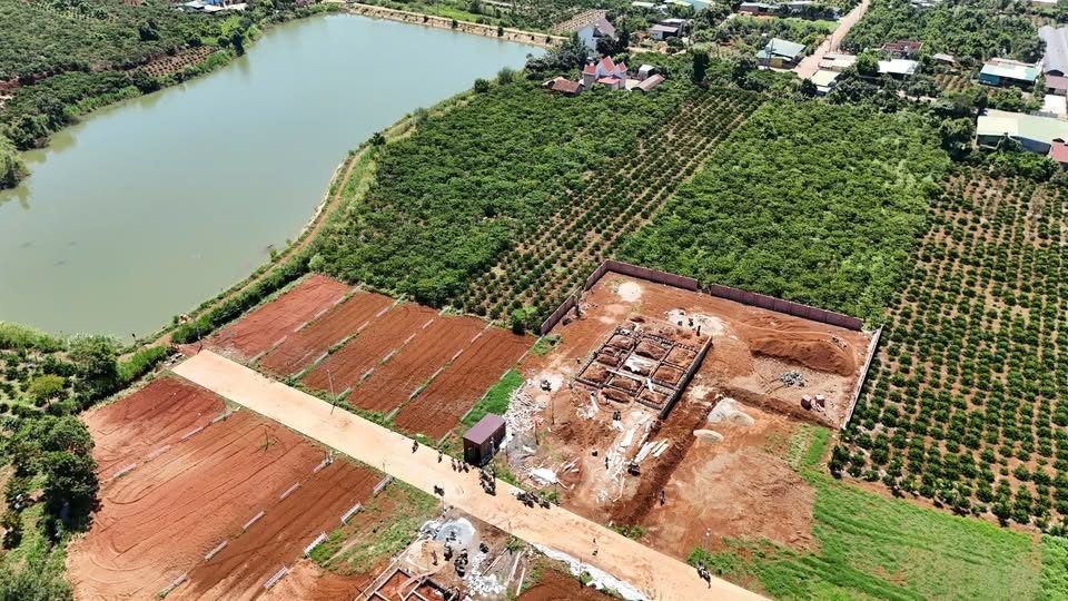 Vườn cà phê, đất phân lô và villa đang xây ven hồ Bãi Công