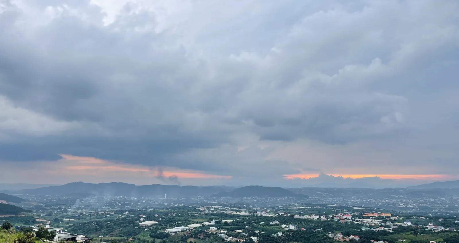 Hoàng hôn nhìn từ khu nhà trắng Đông Thanh, toàn cảnh Nam Ban