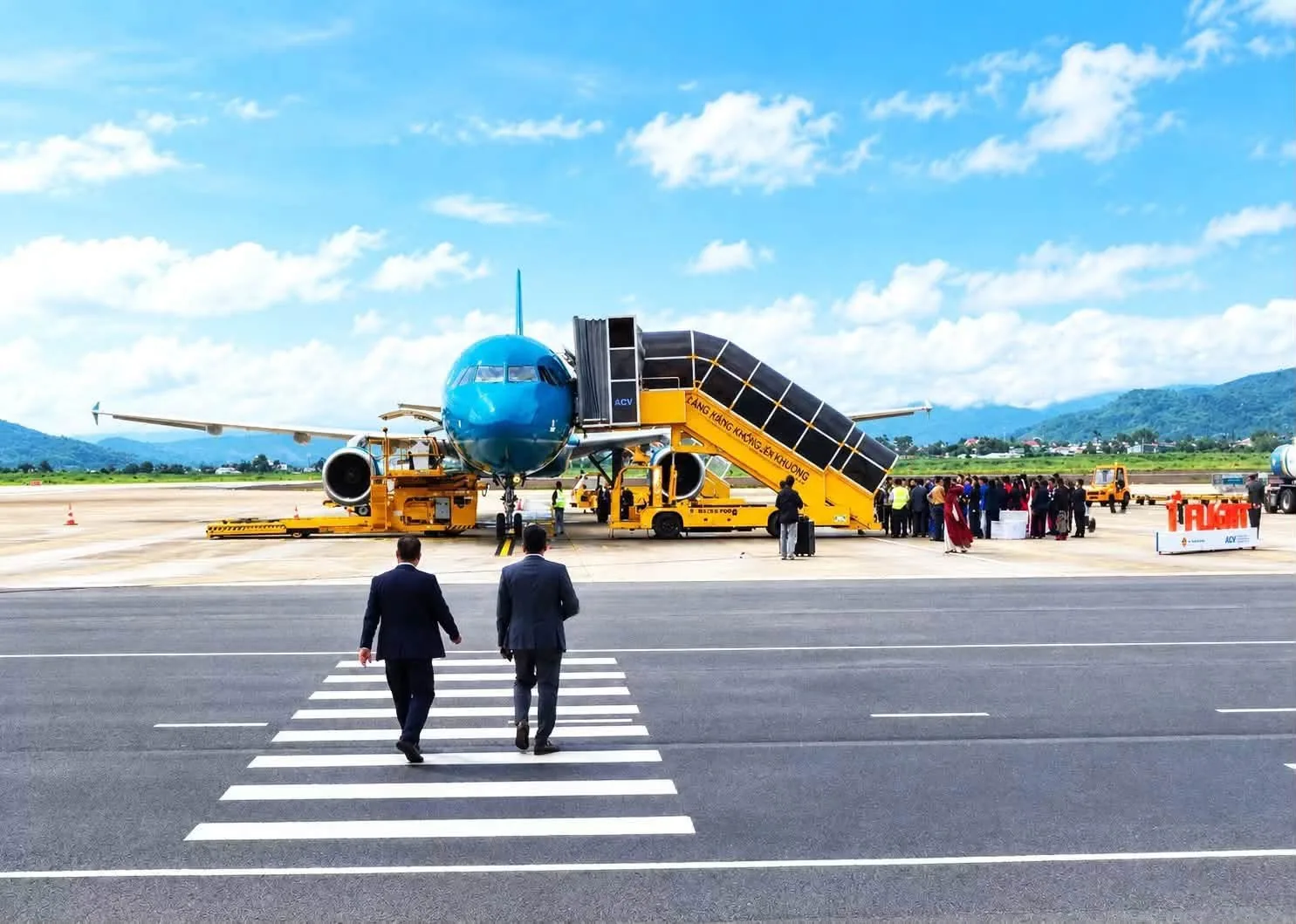 Máy bay đậu ở sân đỗ Cảng hàng không Liên Khương, xe thang áp sát cửa