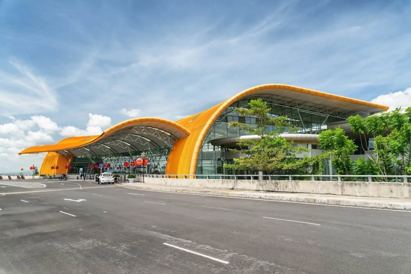 Nhà ga hành khách Cảng hàng không quốc tế Liên Khương, mái cong màu cam