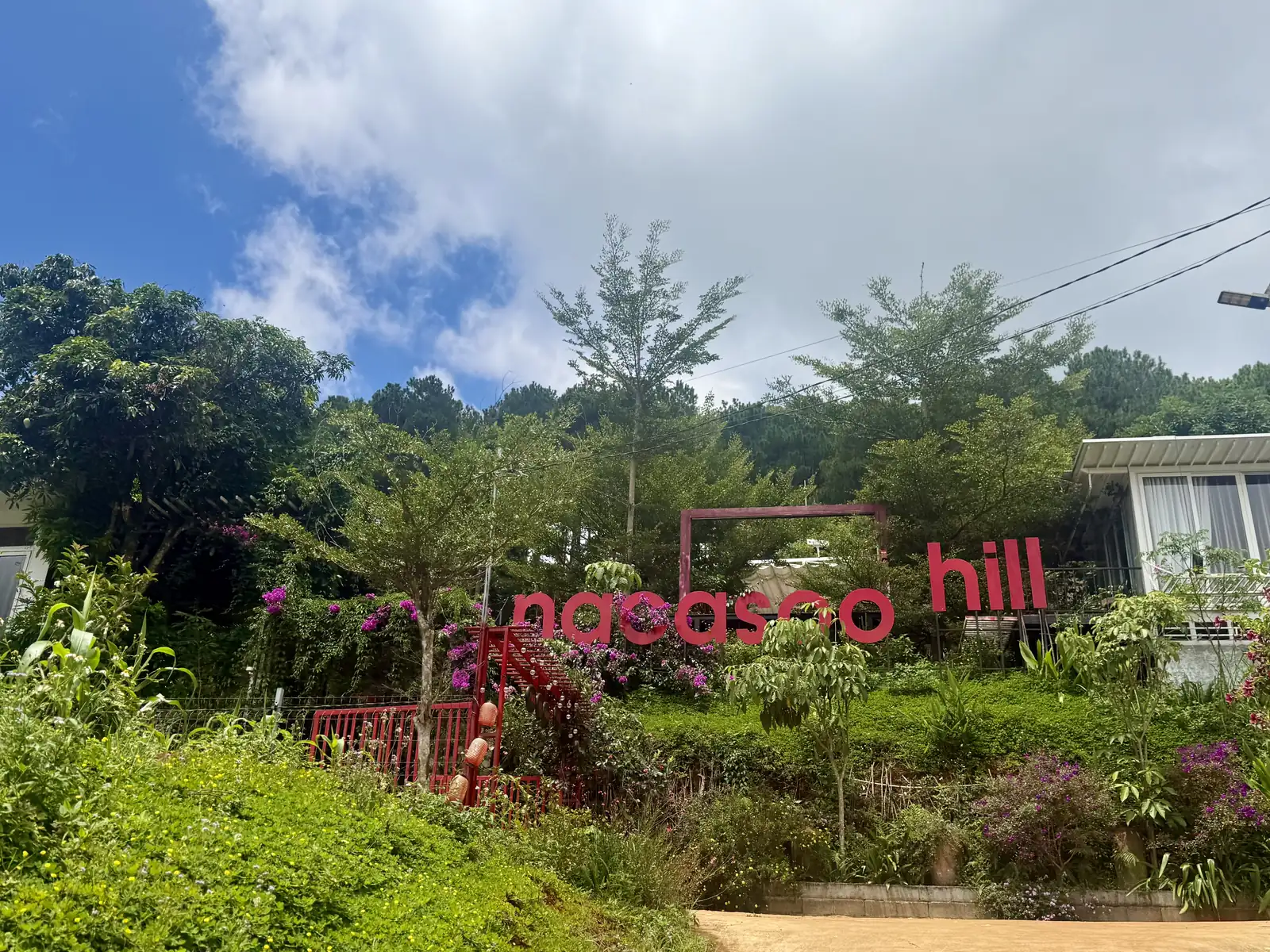 Khu nghỉ dưỡng Nacasoo Hill ở thôn 2 Mê Linh, Nam Ban — biển tên đỏ trên đồi cây xanh