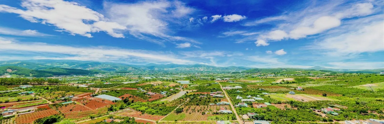 Không ảnh toàn cảnh vùng Nam Ban: đồng ruộng, vườn và dãy núi bao quanh