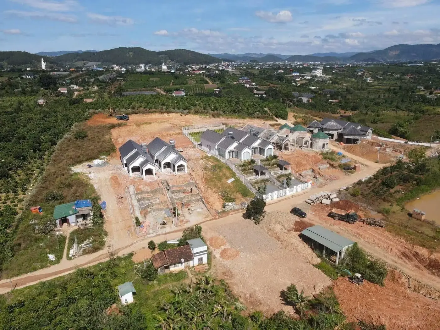 Một khu đất đã phân lô ở Nam Ban nhìn từ trên cao, đường nội khu mới mở