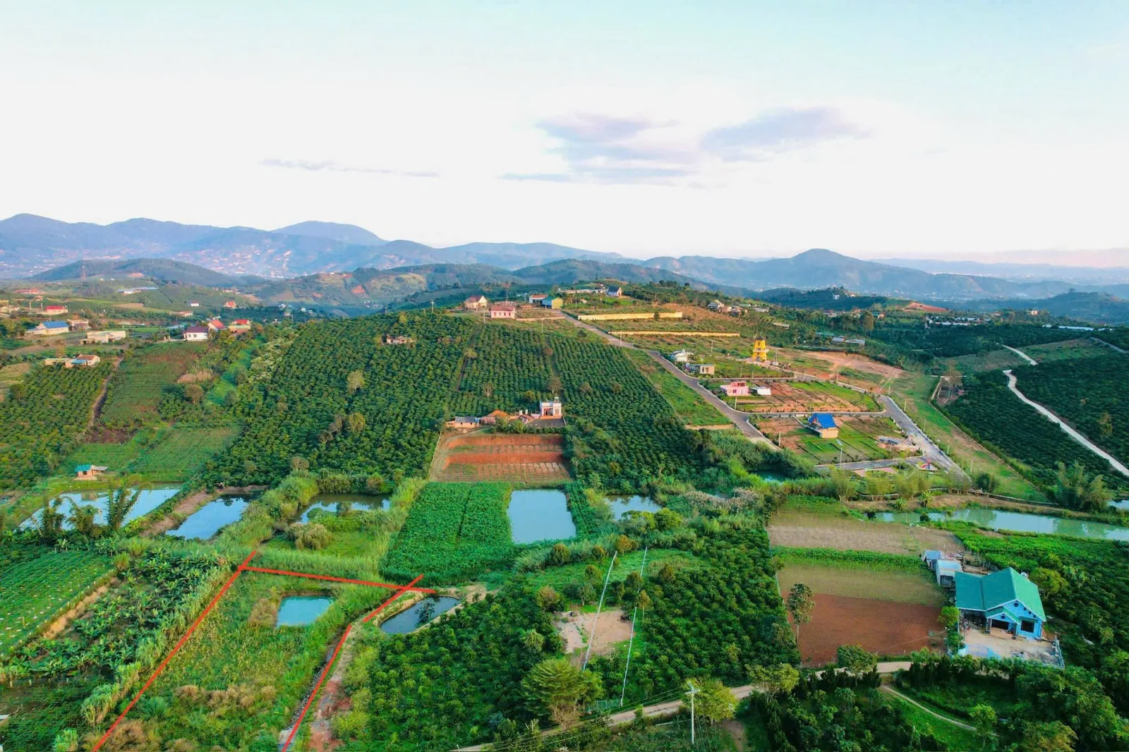 Thung lũng Nam Ban với những ao hồ xen giữa ruộng vườn, nhìn từ trên cao
