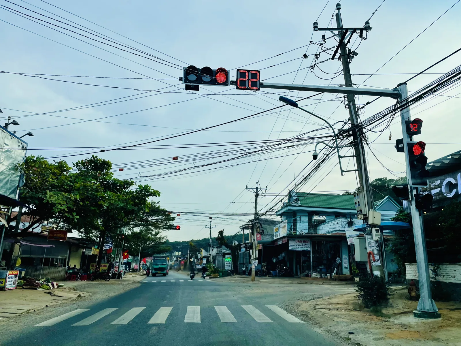 Ngã tư Đạo Nga ở trung tâm Nam Ban — đèn giao thông đầu tiên và gần như duy nhất của vùng