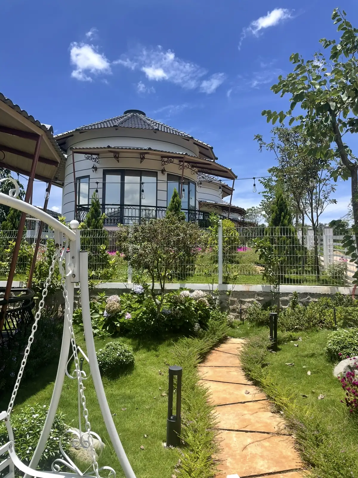 Căn nhà có sân vườn, lối đá và hàng rào lưới ở Gia Lâm, Nam Ban