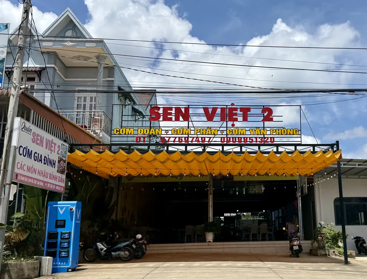 Trụ sạc VinFast đặt trước một quán ăn ở Nam Ban
