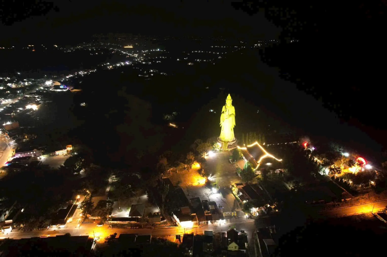 Tượng Quan Thế Âm ở chùa Linh Ẩn, Nam Ban, lên đèn vàng về đêm, nhìn từ trên cao xuống khuôn viên chùa và khu dân cư